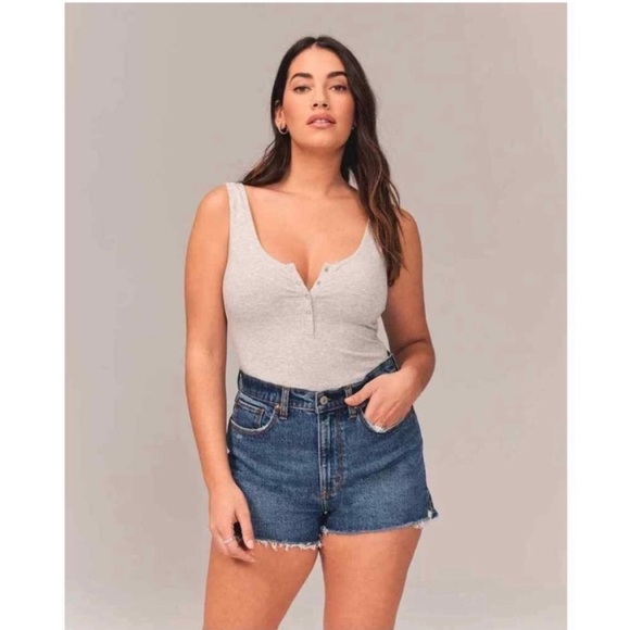 Abercrombie & Fitch High Rise Mom Short - Picture 1 of 9